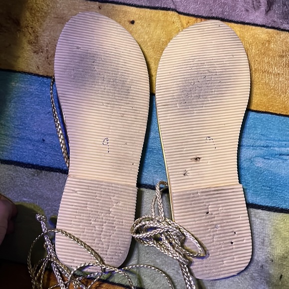 #314–Size 8 ladies sandals with gold straps lace up around leg. Brand ? - Picture 8 of 8